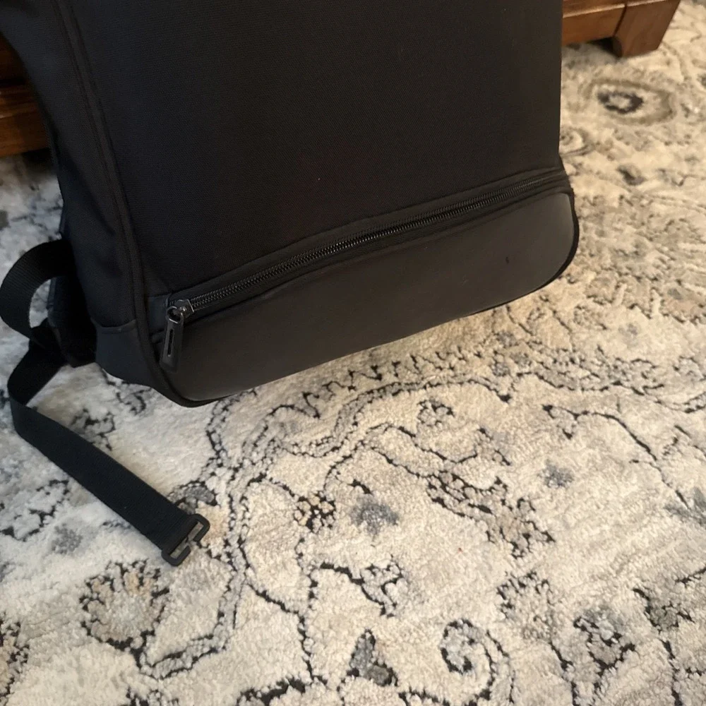 Targus Mobile-VIP Topload Shoulder Bag with Checkpoint-Friendly TSA Screening...